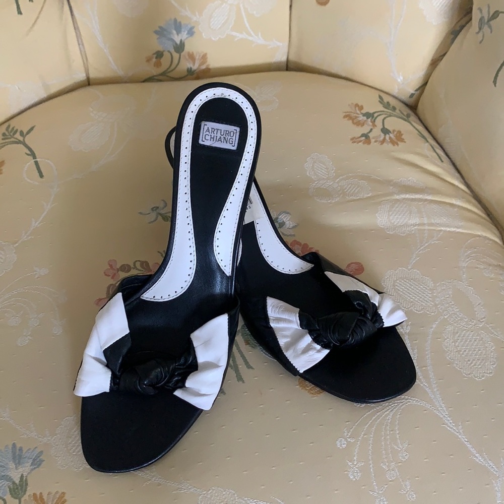 ARTURO CHIANG GORGEOUS BUTTER LEATHER SANDAL